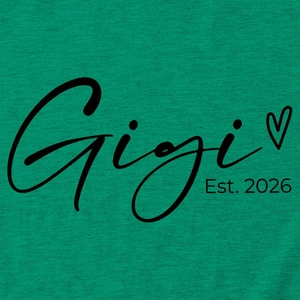 Détail de l'imprimé Gigi Est. 2026 sur tissu texturé vert émeraude pour t-shirt de femme