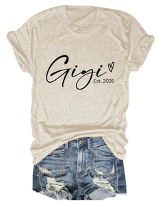 Mise à plat du t-shirt Gigi Est 2026 couleur avoine et short en jean bleu délavé