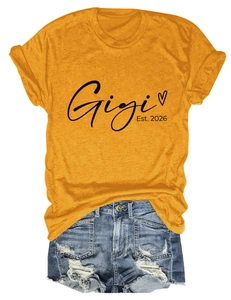 Ensemble t-shirt jaune Gigi Est 2026 et short en jean bleu effiloché à plat