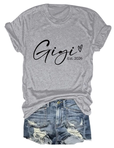 Mise à plat du t-shirt en coton gris Gigi Est. 2026 avec short en jean usé en détail