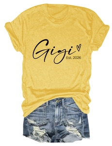 Détail du T-shirt jaune en maille Gigi Est. 2026 et du short en jean bleu délavé