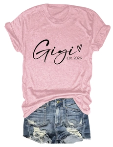 Vue détaillée du t-shirt rose Gigi Est. 2026 avec un short en jean usé