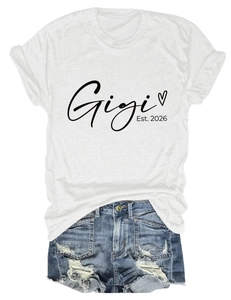 T-shirt blanc Gigi Est 2026 assorti à un short en jean bleu délavé avec déchirures