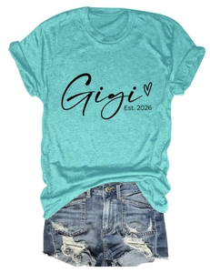 Mise à plat de t-shirt turquoise Gigi Est. 2026 avec short en jean effiloché