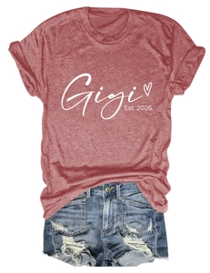 Détail de l'imprimé Gigi Est. 2026 sur T-shirt rouge brique et short en jean