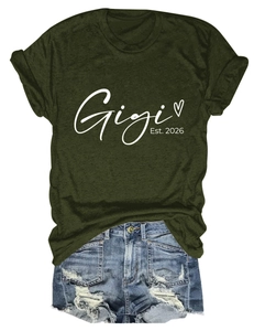 Mise à plat du t-shirt vert Gigi Est. 2026 et du short en denim délavé usé