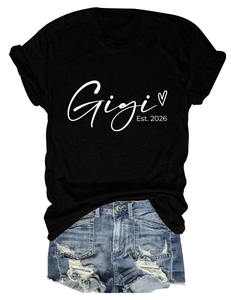 Détail du t-shirt noir Gigi Est. 2026 assorti à un short en jean bleu délavé