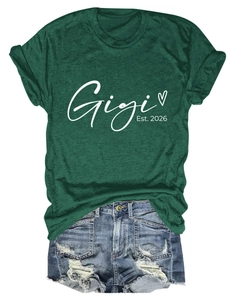 Détail du t-shirt vert foncé Gigi Est 2026 avec cœur et short en jean assorti
