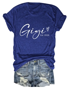 Mise à plat du t-shirt bleu marine Gigi Est. 2026 avec un short en jean denim