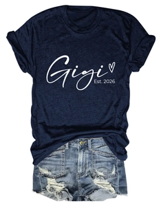 Détail du t-shirt bleu marine Gigi Est. 2026 avec imprimé cœur et short en jean