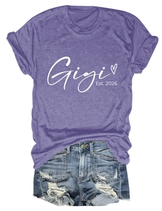 Ensemble t-shirt violet Gigi Est 2026 et short en jean vieilli posé à plat