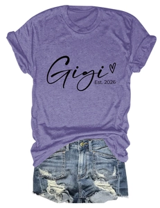 T-shirt violet Gigi Est. 2026 à plat avec un short en jean bleu clair délavé