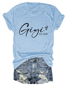 Détail de l'imprimé Gigi Est. 2026 sur T-shirt bleu clair avec short en jean