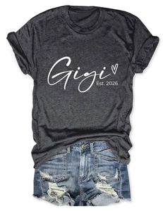 Mise à plat du t-shirt gris Gigi Est 2026 avec short en jean bleu et détail de cœur