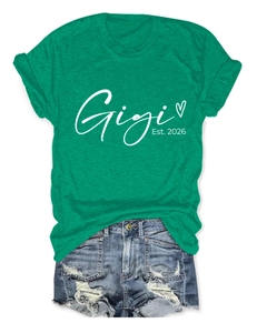 Détail de l'imprimé Gigi Est. 2026 sur T-shirt en coton vert avec short en jean