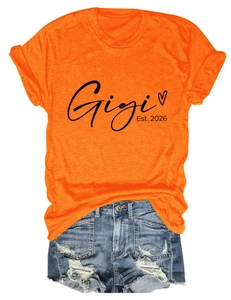 T-shirt Gigi Est. 2026 en coton orange à plat avec un short en jean bleu délavé