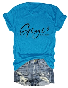 Vue détaillée de l'imprimé Gigi Est 2026 sur t-shirt bleu paon avec short en jean