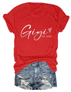 Détail du t-shirt rouge avec imprimé Gigi Est. 2026 et short en jean effiloché