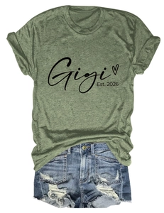 Mise à plat du T-shirt Gigi Est. 2026 vert chiné avec short en jean bleu délavé