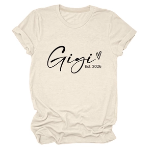 Vue détaillée du motif Gigi Est. 2026 sur un t-shirt en coton crème à manches courtes