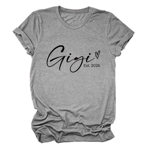 Détail du t-shirt gris avec imprimé Gigi Est. 2026 et manches à revers élégantes