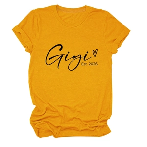 Détail de la manche à revers et imprimé Gigi Est 2026 sur t-shirt coton jaune moutarde