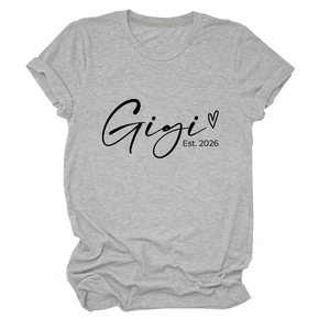Gros plan de l'imprimé Gigi Est. 2026 sur un t-shirt gris à col rond en coton doux