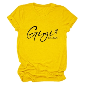 Gros plan de l'imprimé Gigi Est 2026 sur t-shirt en coton jaune avec coeur