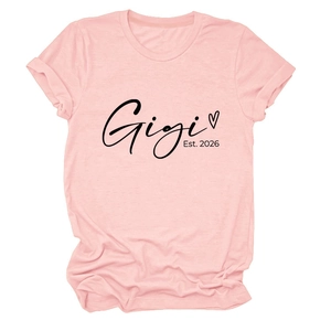 Détail du lettrage Gigi Est. 2026 et cœur sur le T-shirt rose à manches courtes