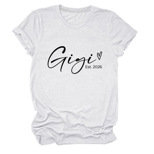 Détail de l'imprimé graphique Gigi Est. 2026 sur un t-shirt blanc en coton doux