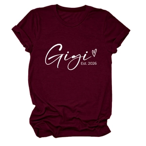 Détail du t-shirt en coton bordeaux avec imprimé blanc Gigi Est. 2026 et petit cœur
