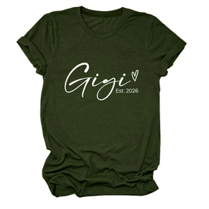Détail de l'imprimé Gigi Est 2026 sur le t-shirt à col rond vert foncé et à manches courtes