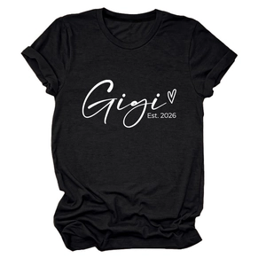 Détail de l'imprimé blanc Gigi Est. 2026 et cœur sur un t-shirt noir en coton à manches courtes