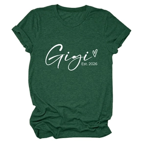 Détail de l'imprimé Gigi Est 2026 et du cœur sur un t-shirt vert à manches courtes