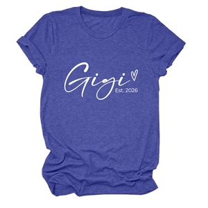 Détail de l'imprimé blanc Gigi Est. 2026 sur un t-shirt en coton violet décontracté