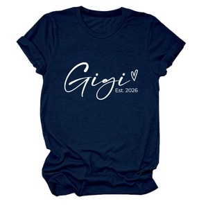 Détail de l'imprimé Gigi Est. 2026 avec motif cœur sur le t-shirt en coton bleu foncé