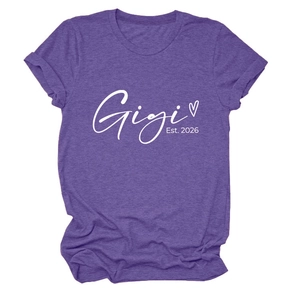 Détail de l'imprimé Gigi Est 2026 et du cœur sur un t-shirt violet à manches courtes