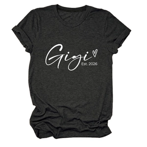 Détail de l'imprimé blanc Gigi Est. 2026 sur un t-shirt gris foncé à col rond en coton