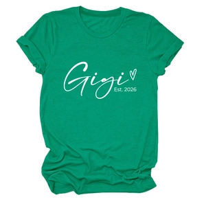 Détail du t-shirt vert émeraude avec imprimé Gigi Est. 2026 et revers aux manches
