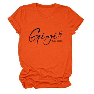 Détail des manches retroussées et imprimé cœur Est. 2026 sur T-shirt orange