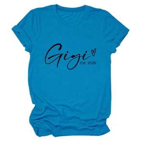 Détail du t-shirt bleu à col rond avec lettrage noir Gigi Est. 2026 et cœur