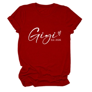 Gros plan sur l'imprimé Gigi Est. 2026 sur t-shirt rouge foncé en coton doux