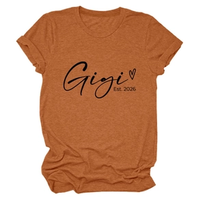 Gros plan du t-shirt caramel à col rond avec imprimé Gigi Est. 2026 et manches roulées