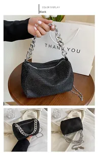Détail du sac bandoulière de luxe en strass noirs avec poignée chaîne argent
