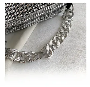 Détail du sac de luxe en strass argenté avec sa bandoulière en chaîne gourmette épaisse