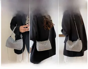 Trois styles de portée : à la main, en bandoulière et à l'épaule pour ce sac en strass argenté
