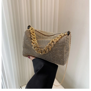 Détail du mini sac élégant en strass dorés avec poignée chaîne et bandoulière métal