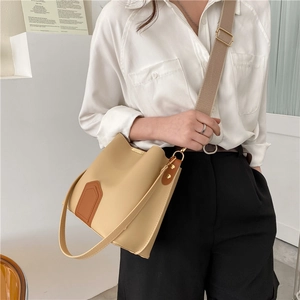 Modische cremefarbene Beuteltasche mit braunen Details und breitem Schultergurt
