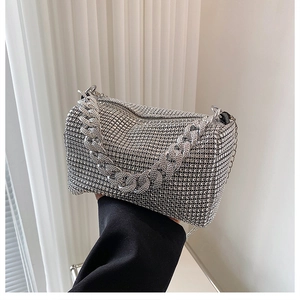 Détail du sac sous le bras en strass argentés avec une grosse chaîne en métal chic