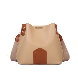 Minimalistische Beuteltasche in Beige mit braunem Lederbesatz und breitem Canvas-Gurt